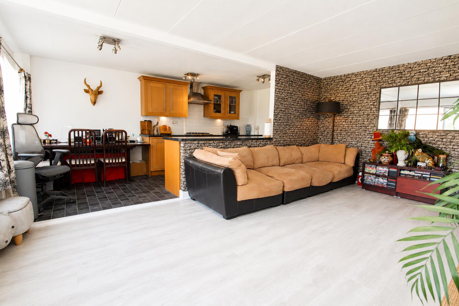 2 bed property in Meller Close, Beddington
